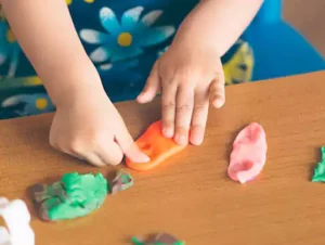 تا میتوانید خمیر بازی برای کودکان بخرید